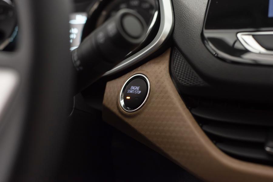 Детали интерьера Chevrolet Onix Plus Premier 2019 года  (LA) (фото 23 из 24)